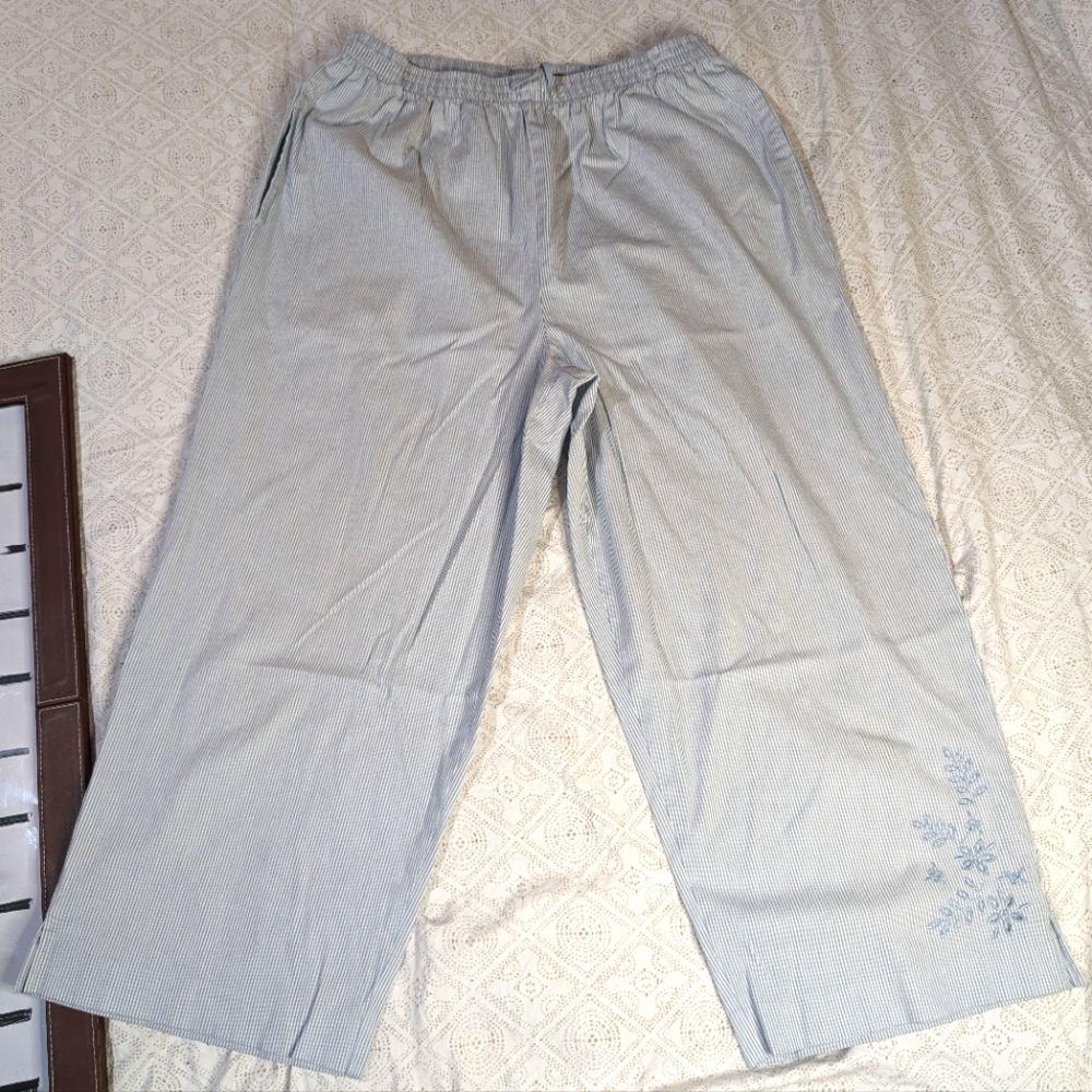 Alfred Dunner vintage 16 pale blue pin stripe cotton elastic waist Capri‎ pants